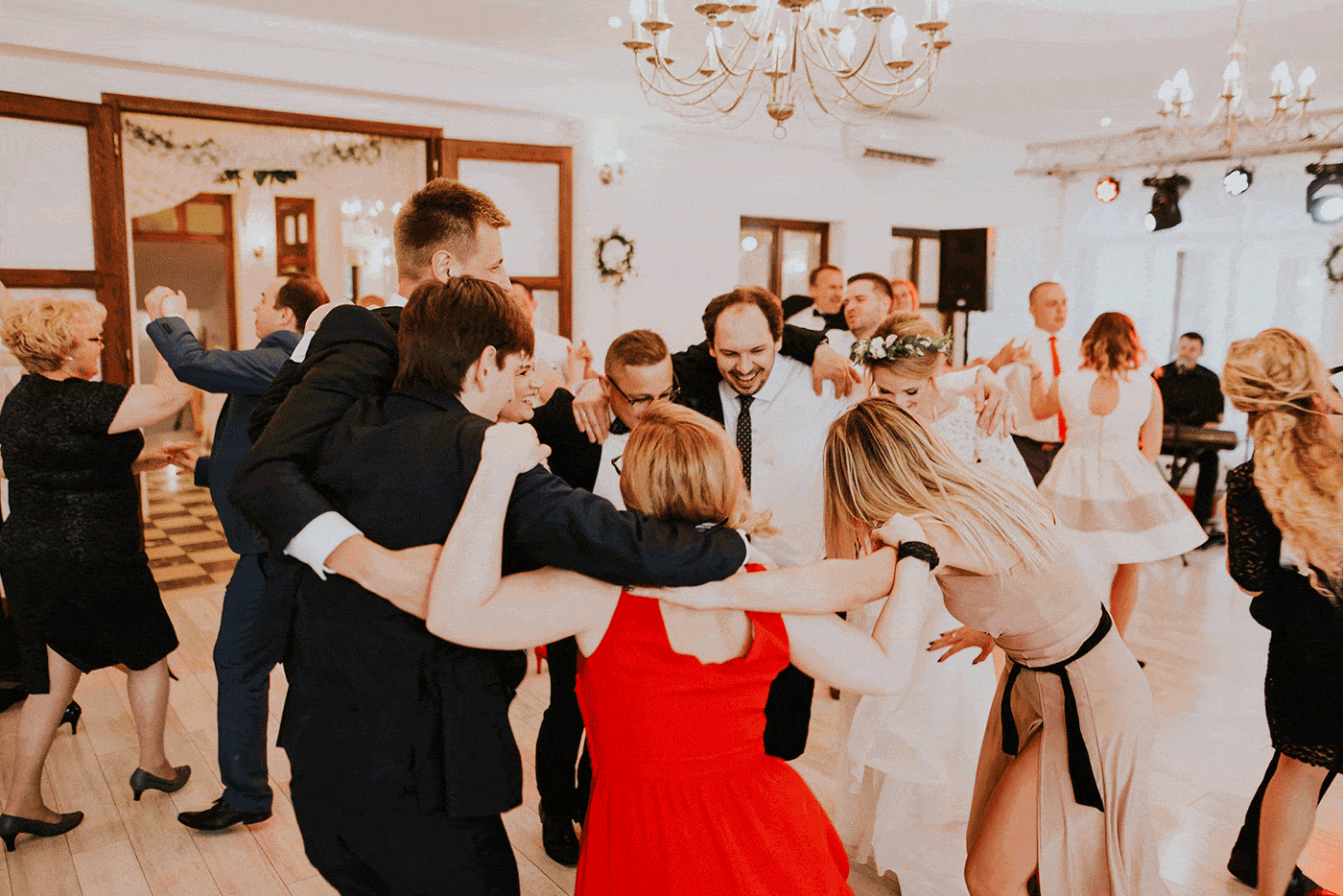 Ślub w Skalnym dworze, Ojców Skalny dwór