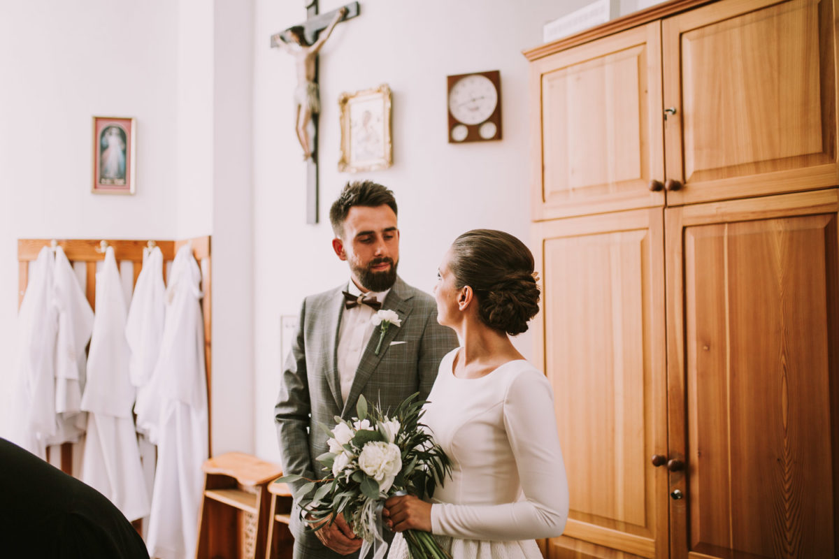 Ślub kościelny, Dekoracja kościoła, Tychy, Fotograf ślubny Warszawa, Duet fotografów