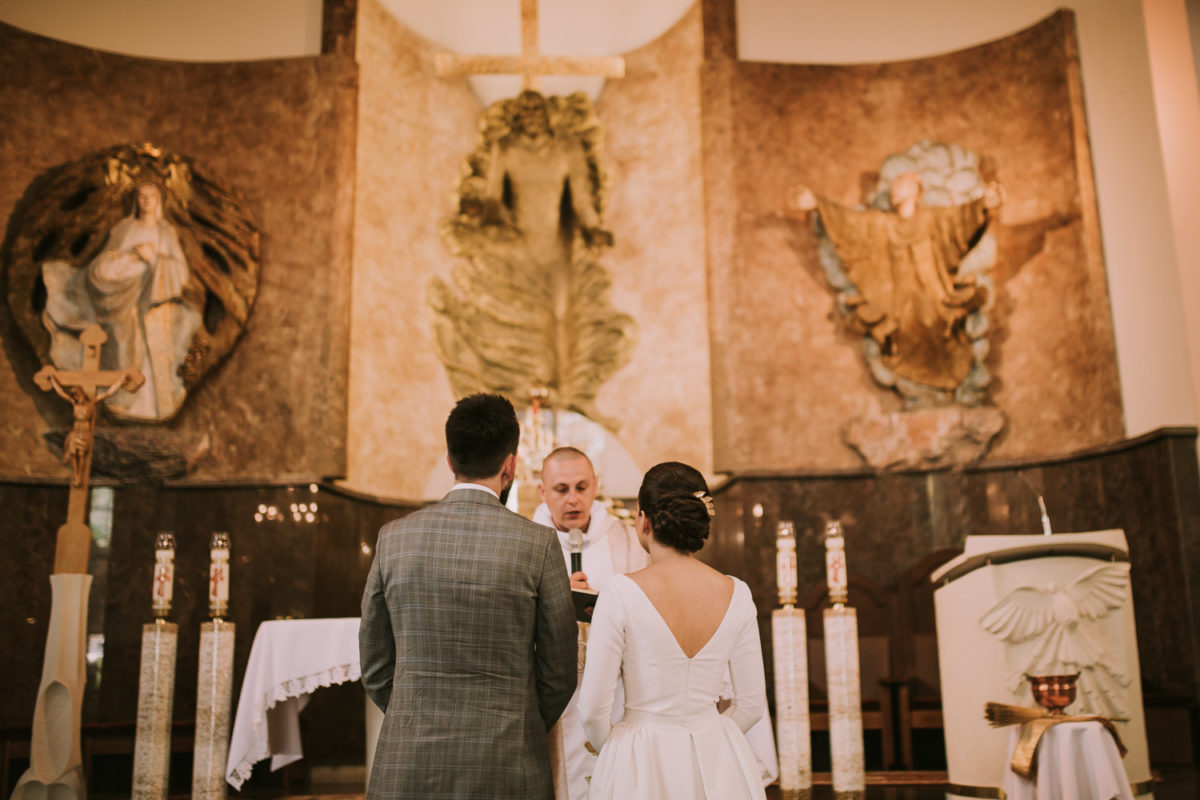 Ślub kościelny, Dekoracja kościoła, Tychy, Fotograf ślubny Warszawa, Duet fotografów