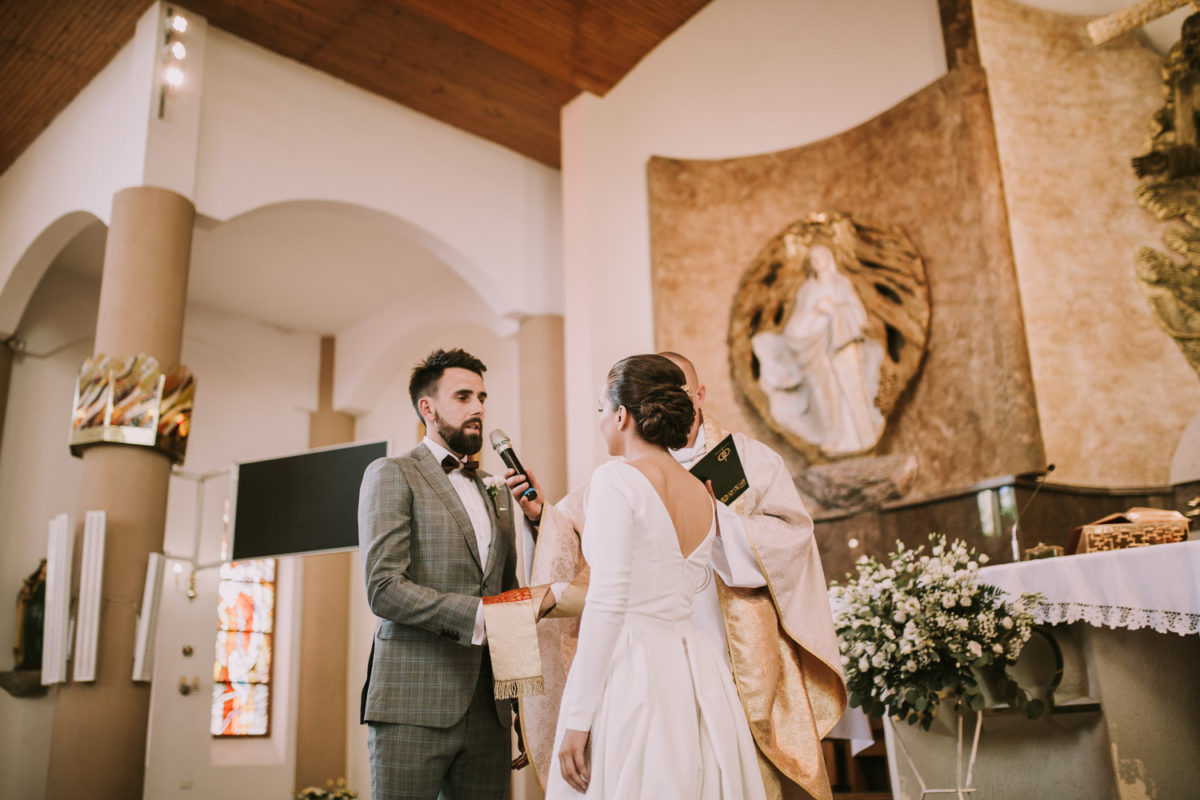 Ślub kościelny, Dekoracja kościoła, Tychy, Fotograf ślubny Warszawa, Duet fotografów