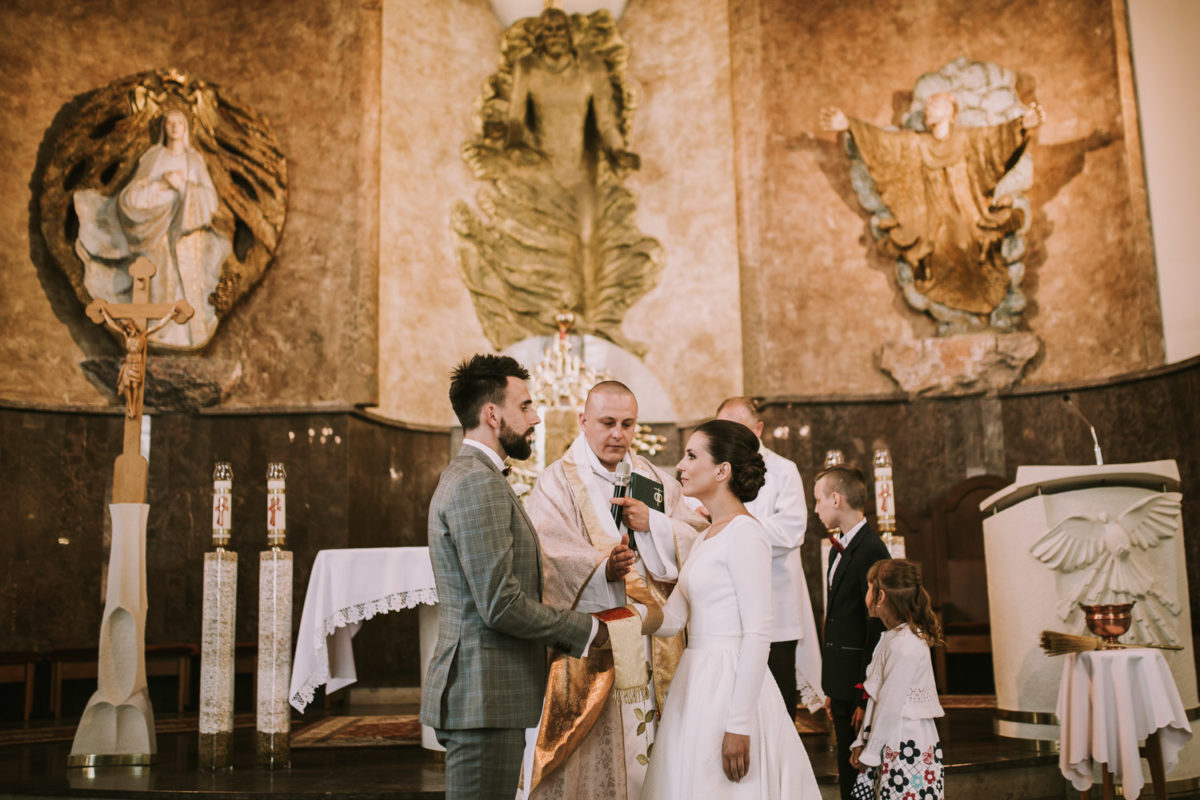 Ślub kościelny, Dekoracja kościoła, Tychy, Fotograf ślubny Warszawa, Duet fotografów