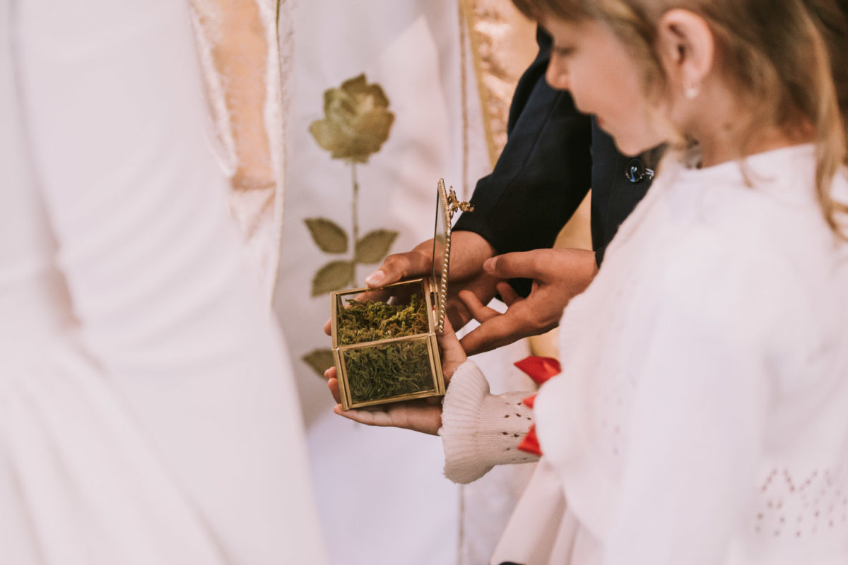 Ślub kościelny, Dekoracja kościoła, Tychy, Fotograf ślubny Warszawa, Duet fotografów