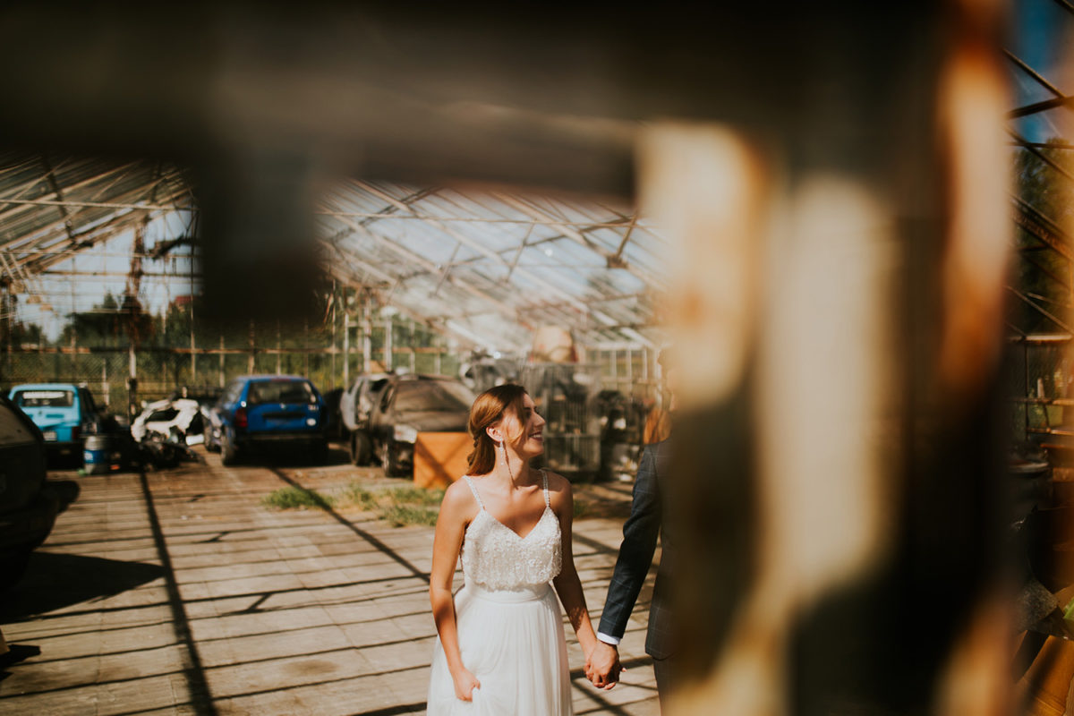 Sesja Ślubna w szklarni, Sesja Ślubna w opuszczonej szklarni, fotograf ślubny Warszawa, fotografia ślubna Warszawa, sesja ślubna w lato w plenerze w naturze