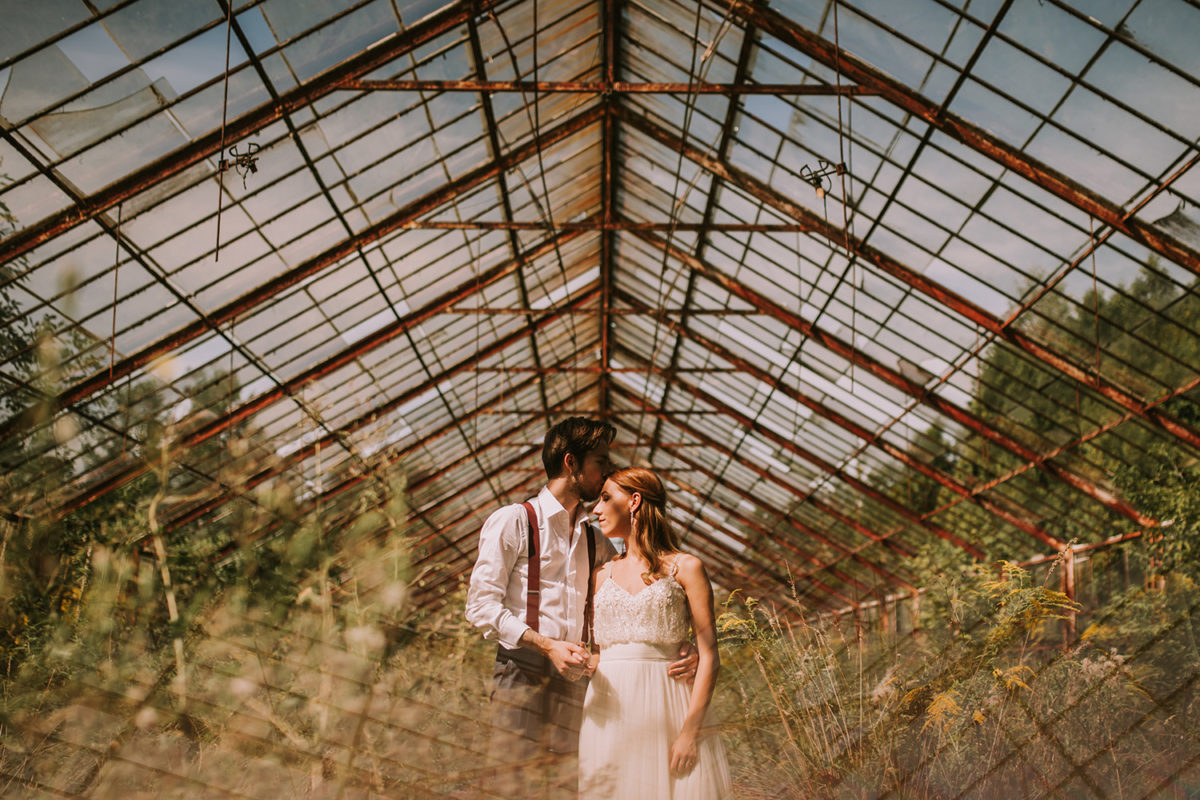 Sesja Ślubna w szklarni, Sesja Ślubna w opuszczonej szklarni, fotograf ślubny Warszawa, fotografia ślubna Warszawa, sesja ślubna w lato w plenerze w naturze