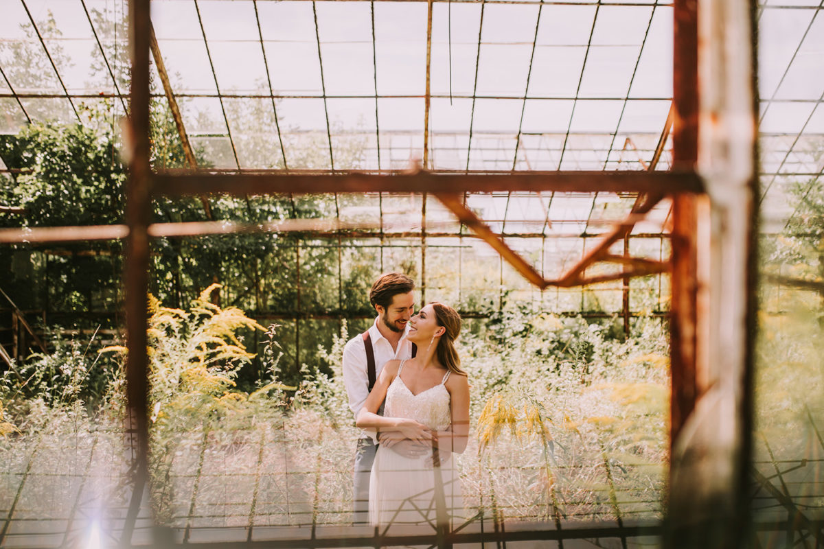 Sesja Ślubna w szklarni, Sesja Ślubna w opuszczonej szklarni, fotograf ślubny Warszawa, fotografia ślubna Warszawa, sesja ślubna w lato w plenerze w naturze