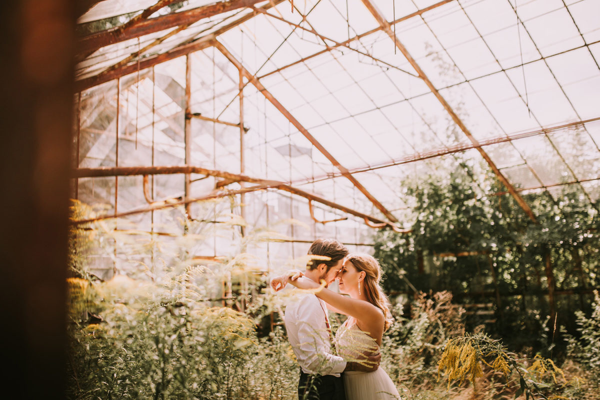 Sesja Ślubna w szklarni, Sesja Ślubna w opuszczonej szklarni, fotograf ślubny Warszawa, fotografia ślubna Warszawa, sesja ślubna w lato w plenerze w naturze