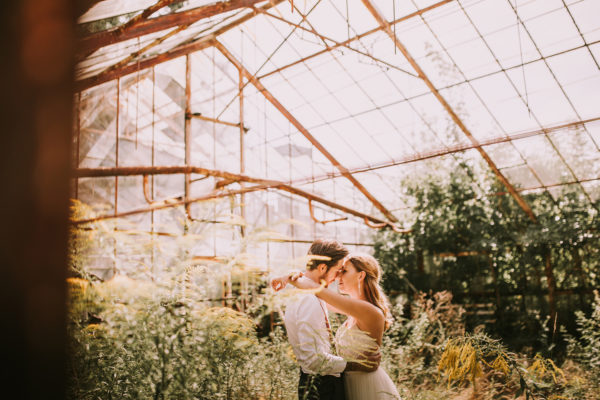 Sesja Ślubna w szklarni, Sesja Ślubna w opuszczonej szklarni, fotograf ślubny Warszawa, fotografia ślubna Warszawa, sesja ślubna w lato w plenerze w naturze