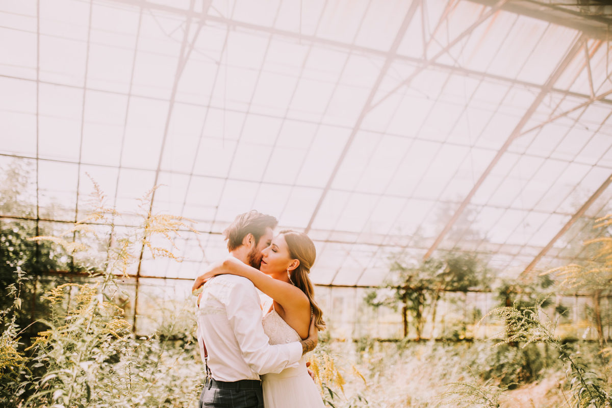 Sesja Ślubna w szklarni, Sesja Ślubna w opuszczonej szklarni, fotograf ślubny Warszawa, fotografia ślubna Warszawa, sesja ślubna w lato w plenerze w naturze