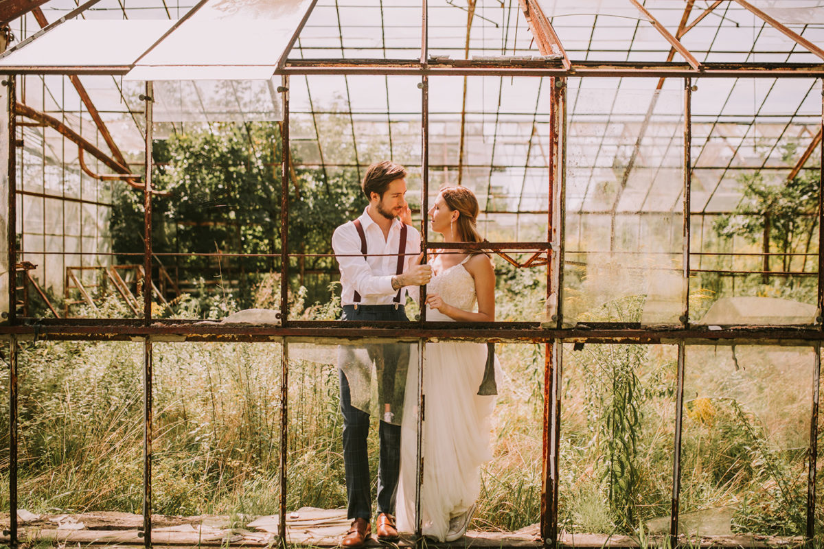 Sesja Ślubna w szklarni, Sesja Ślubna w opuszczonej szklarni, fotograf ślubny Warszawa, fotografia ślubna Warszawa, sesja ślubna w lato w plenerze w naturze