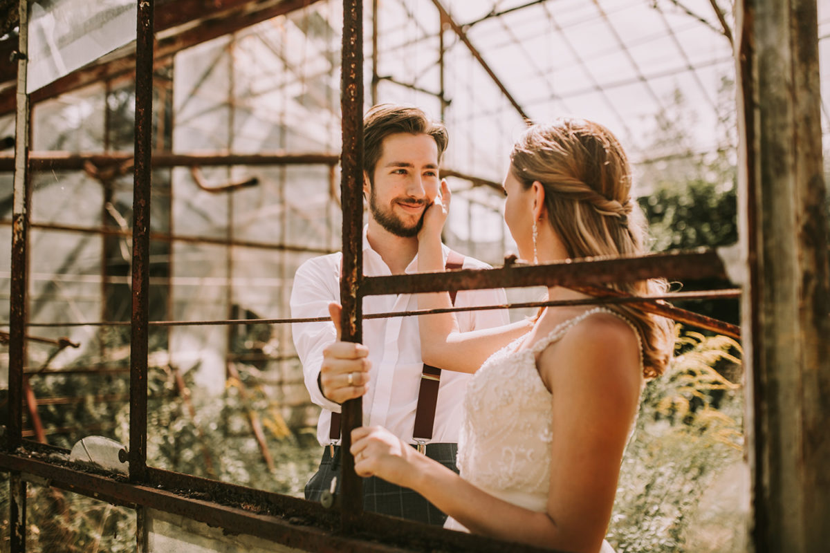 Sesja Ślubna w szklarni, Sesja Ślubna w opuszczonej szklarni, fotograf ślubny Warszawa, fotografia ślubna Warszawa, sesja ślubna w lato w plenerze w naturze