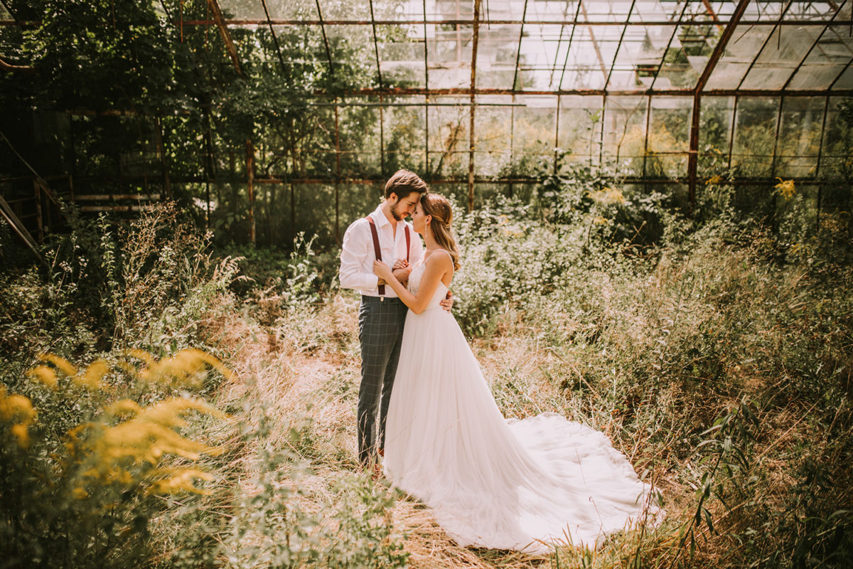 Sesja Ślubna w szklarni, Sesja Ślubna w opuszczonej szklarni, fotograf ślubny Warszawa, fotografia ślubna Warszawa, sesja ślubna w lato w plenerze w naturze