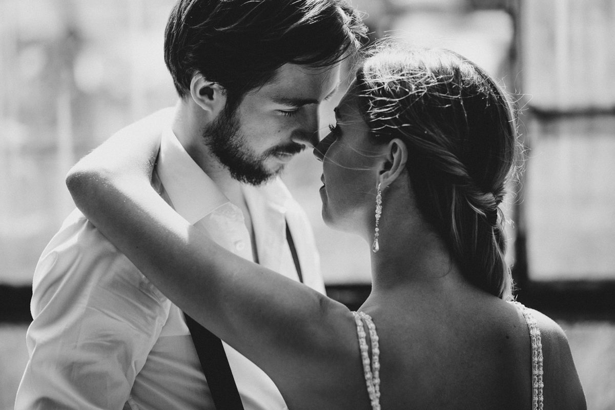 Sesja Ślubna w szklarni, Sesja Ślubna w opuszczonej szklarni, fotograf ślubny Warszawa, fotografia ślubna Warszawa, sesja ślubna w lato w plenerze w naturze