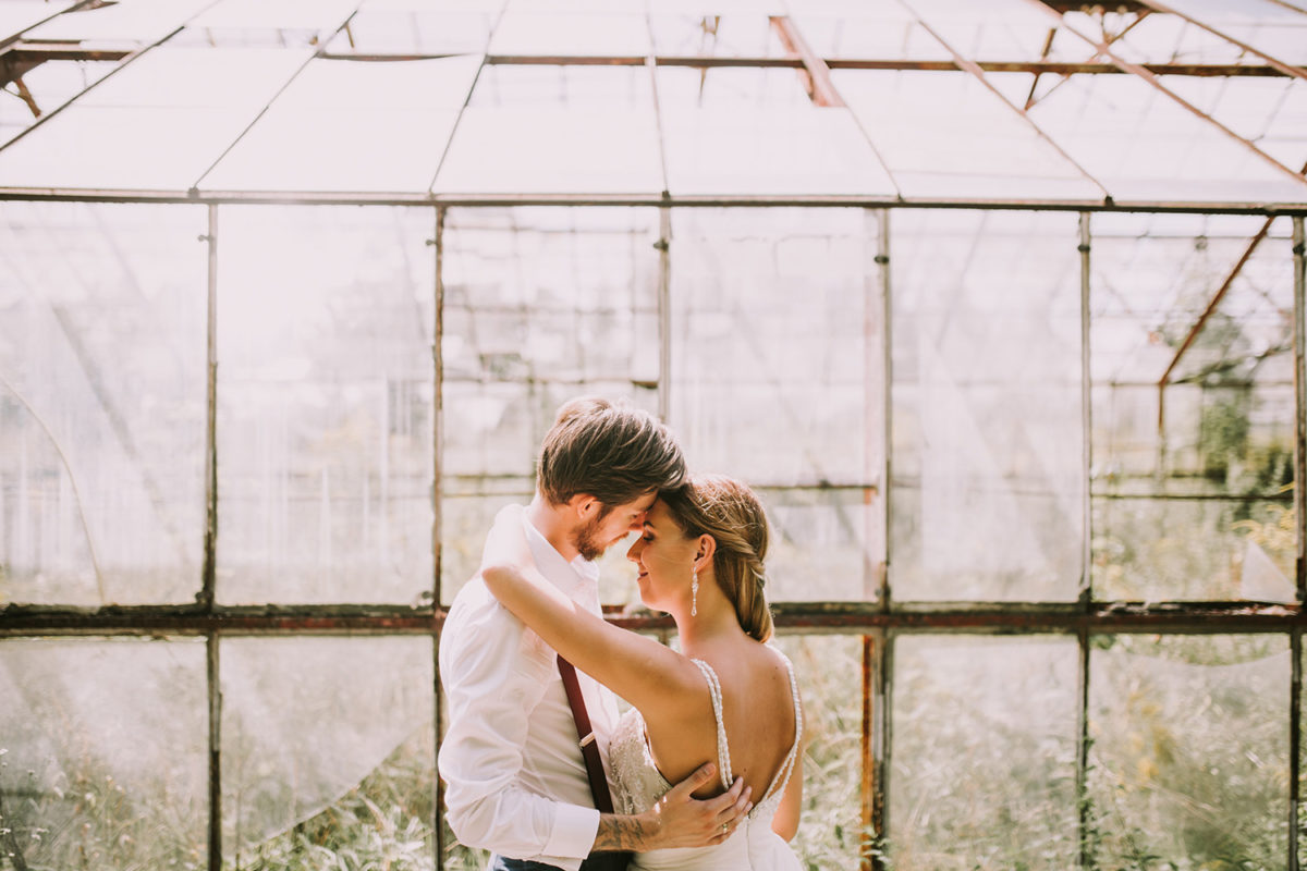 Sesja Ślubna w szklarni, Sesja Ślubna w opuszczonej szklarni, fotograf ślubny Warszawa, fotografia ślubna Warszawa, sesja ślubna w lato w plenerze w naturze