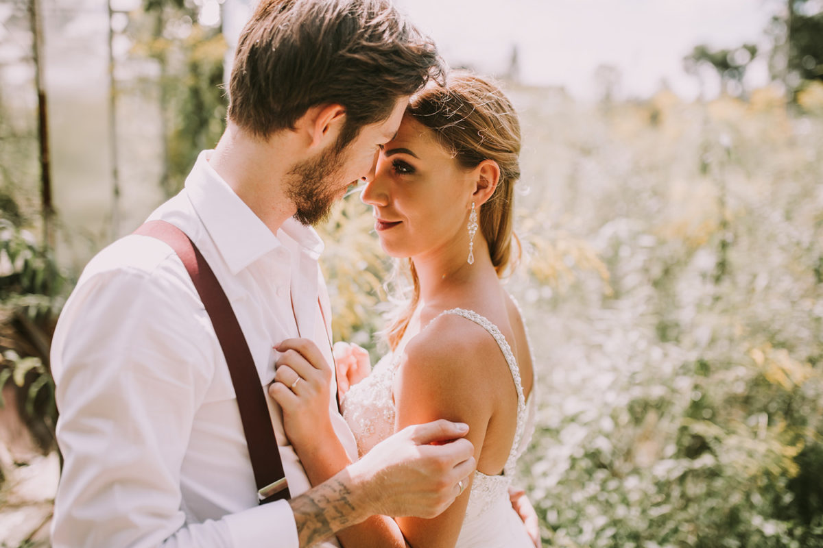 Sesja Ślubna w szklarni, Sesja Ślubna w opuszczonej szklarni, fotograf ślubny Warszawa, fotografia ślubna Warszawa, sesja ślubna w lato w plenerze w naturze