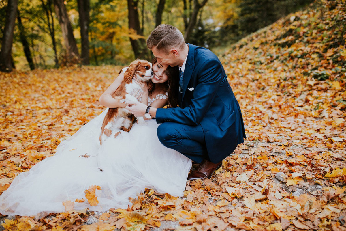 Sesja Ślubna Ojców, Ojcowski Park Narodowy jesienią Kraków, Duet Fotografów, Sesja Ślubna z psem z pieskiem