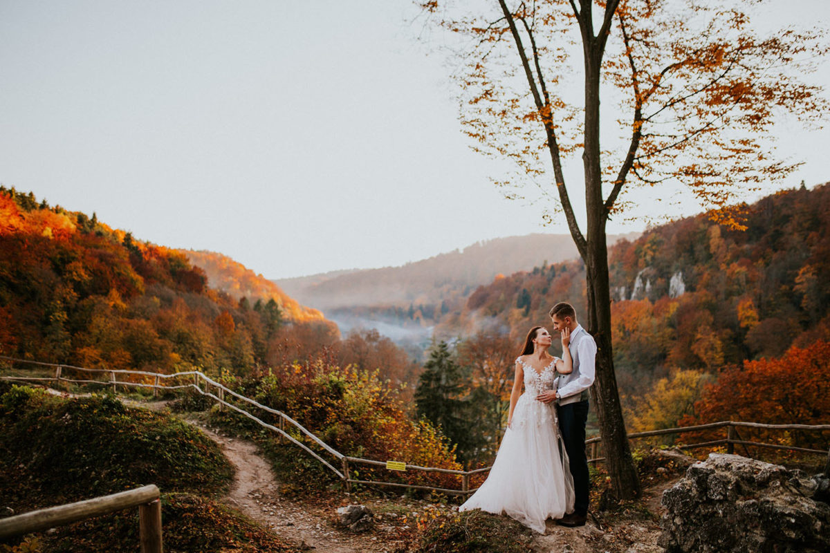 Sesja Ślubna Ojców, Ojcowski Park Narodowy jesienią Kraków, Duet Fotografów, Sesja Ślubna z psem z pieskiem