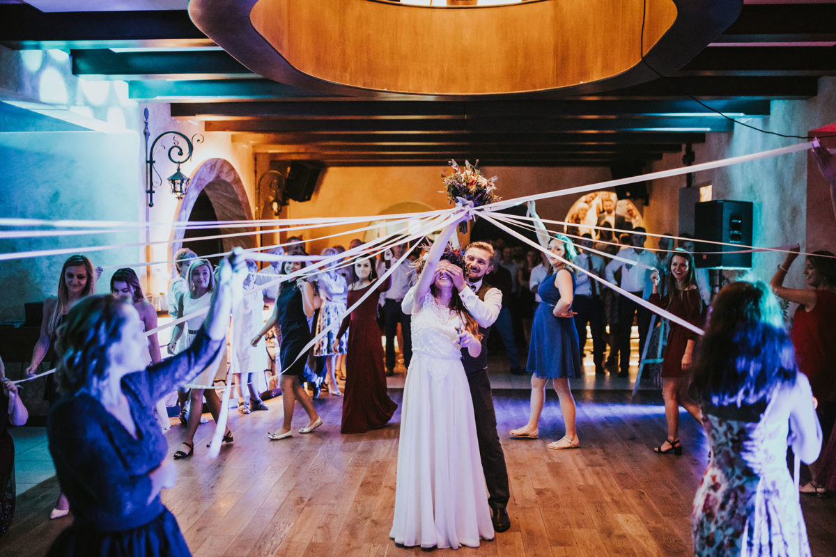 Oczepiny przecinanie wstążek , odcinanie wstążek od bukietu, inne oczepiny, alternatywa dla rzucania bukietem