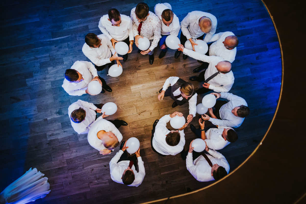 Oczepiny przebijanie balonów z konfetti, inne oczepiny, alternatywa dla rzucania muchą krawatem