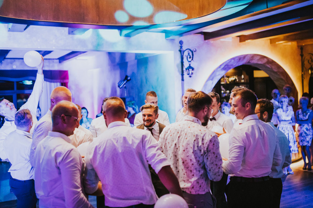 Oczepiny przebijanie balonów z konfetti, inne oczepiny, alternatywa dla rzucania muchą krawatem