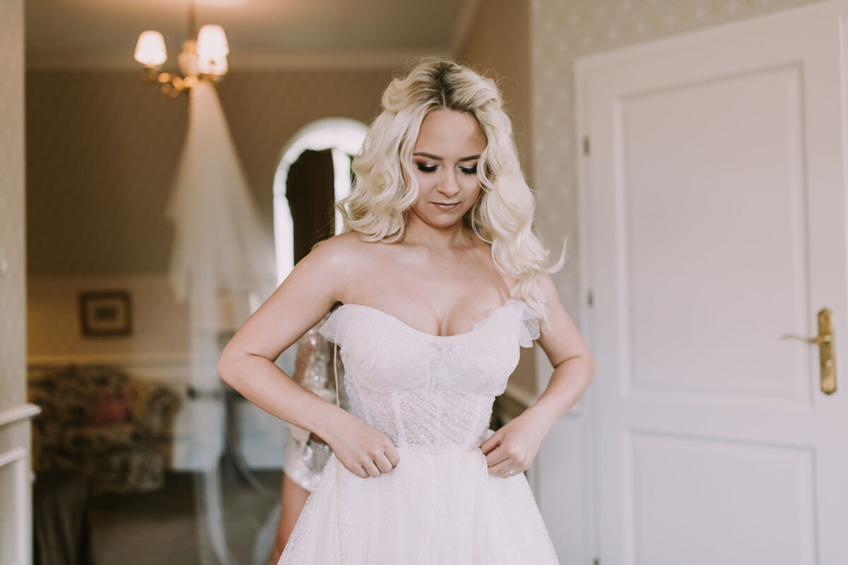 Ślub w Chełmie, Przygotowania ślubne w Dworze Sieraków, Kościół Narodzenia św. Jana Chrzciciela w Chełmie, 