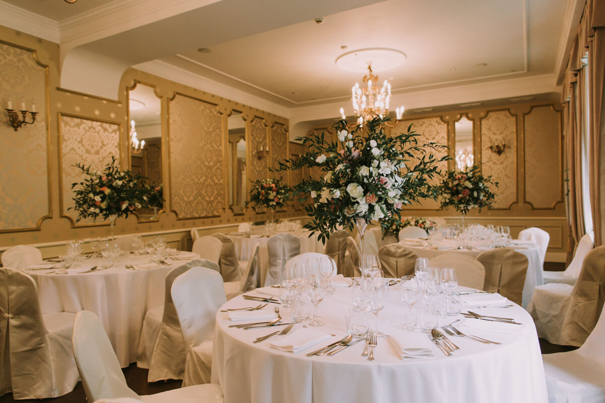 Ślub w Chełmie, Przygotowania ślubne w Dworze Sieraków, Kościół Narodzenia św. Jana Chrzciciela w Chełmie, 