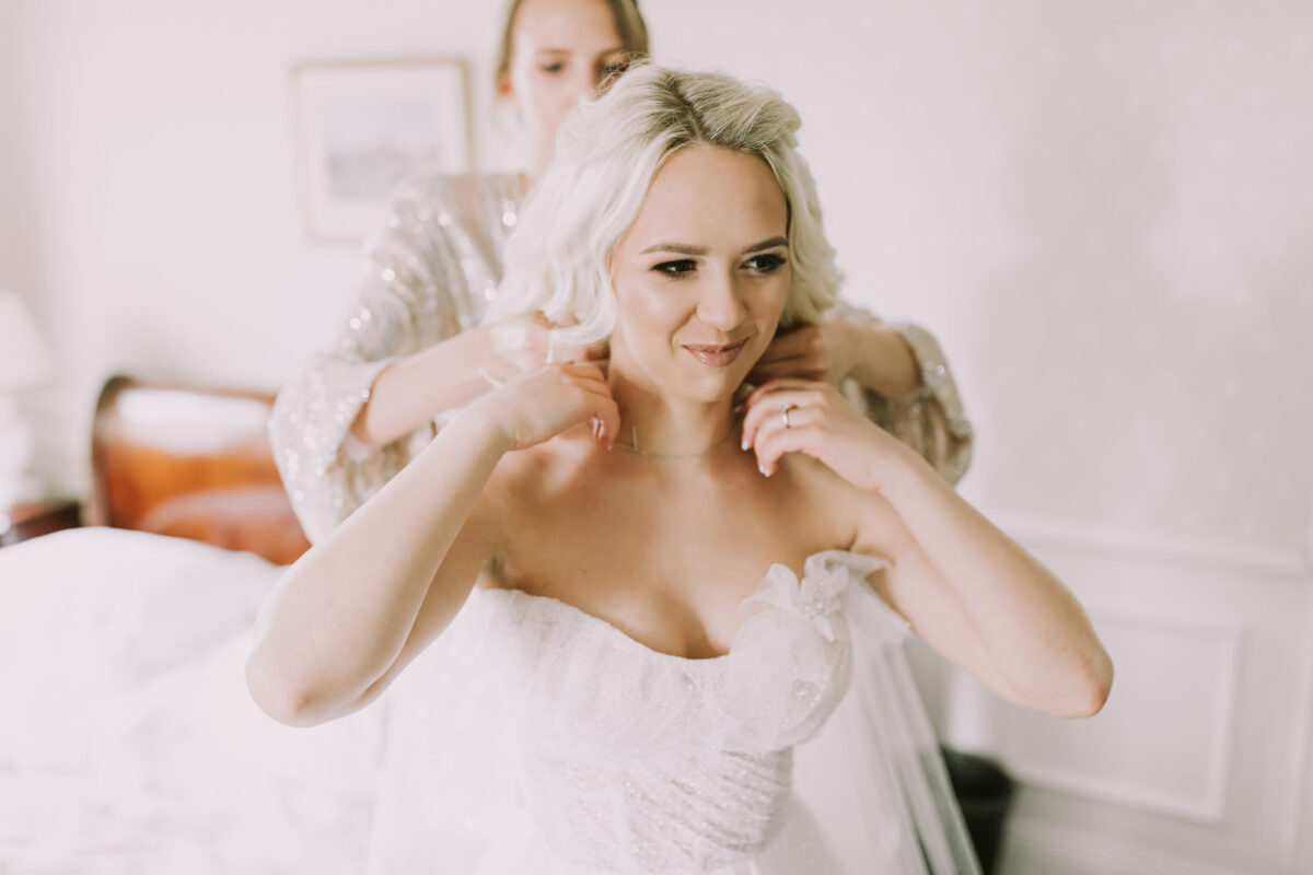 Ślub w Chełmie, Przygotowania ślubne w Dworze Sieraków, Kościół Narodzenia św. Jana Chrzciciela w Chełmie, 