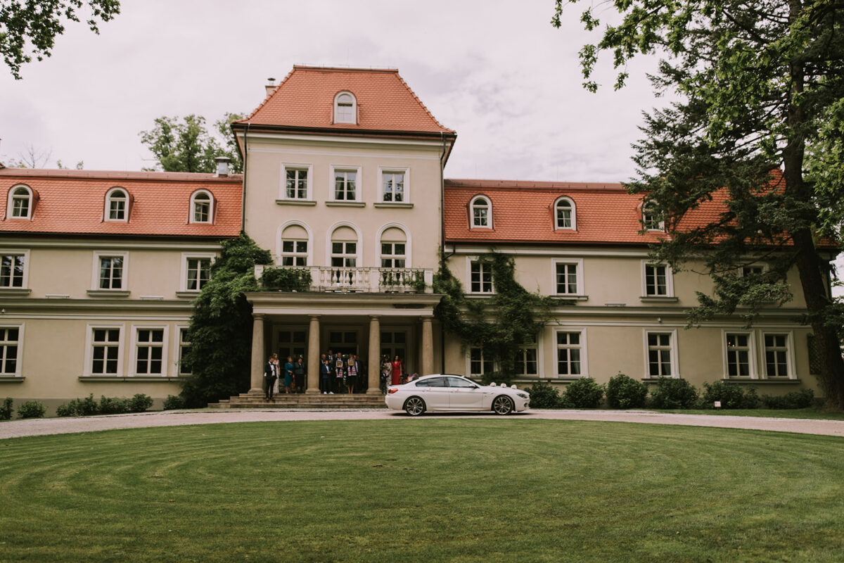 Ślub w Chełmie, Przygotowania ślubne w Dworze Sieraków, Kościół Narodzenia św. Jana Chrzciciela w Chełmie, 