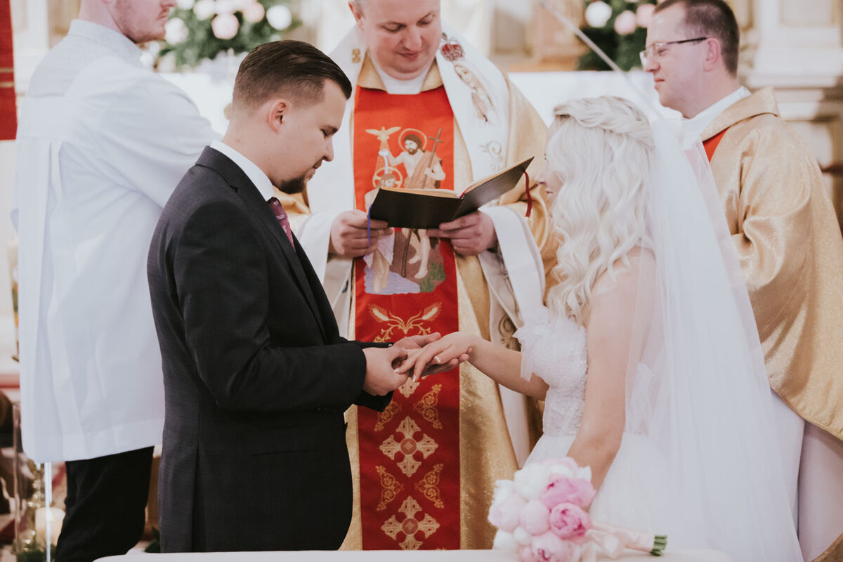 Ślub w Chełmie, Przygotowania ślubne w Dworze Sieraków, Kościół Narodzenia św. Jana Chrzciciela w Chełmie, 