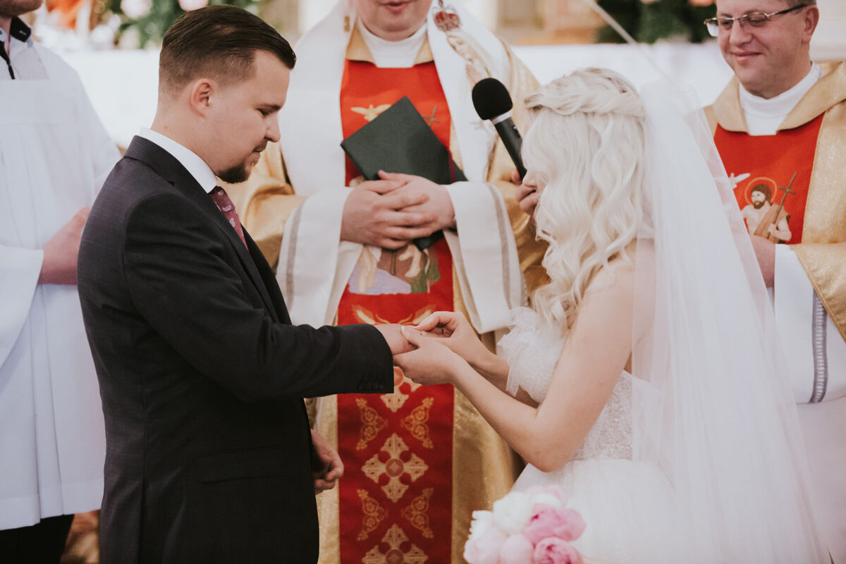 Ślub w Chełmie, Przygotowania ślubne w Dworze Sieraków, Kościół Narodzenia św. Jana Chrzciciela w Chełmie, 