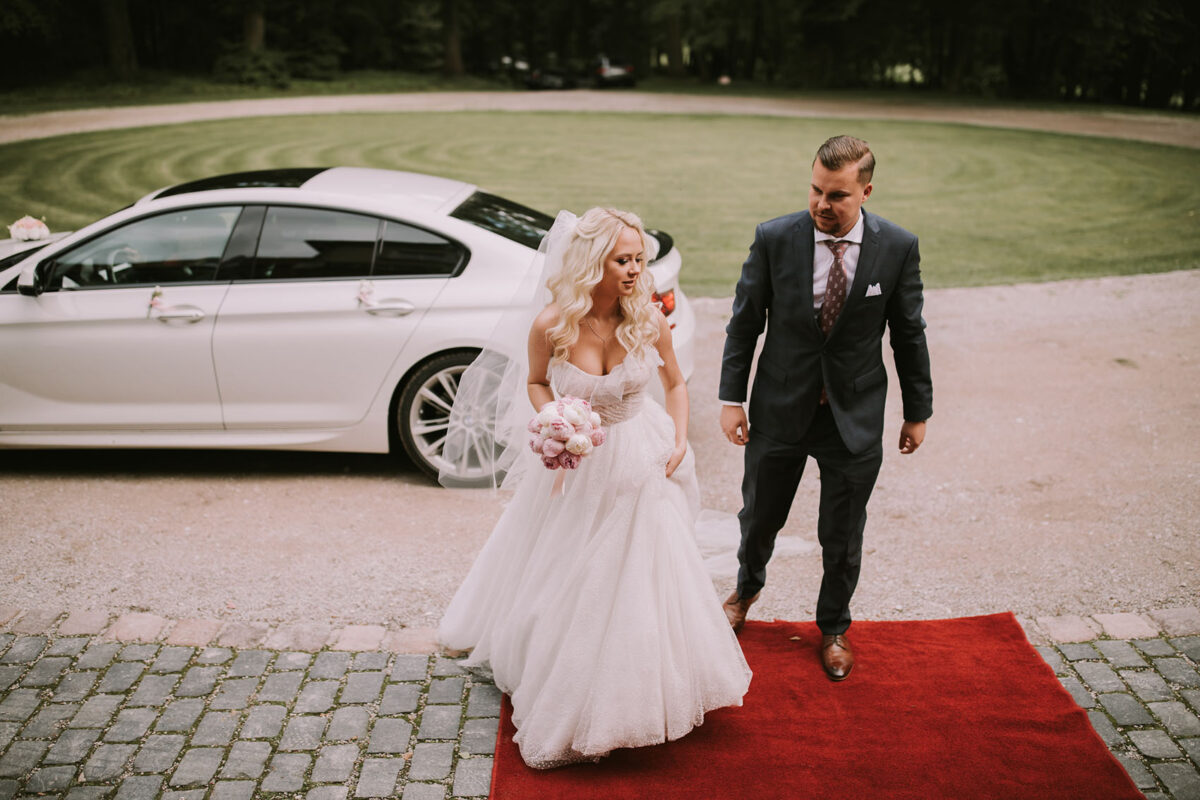 Ślub w Chełmie, Przygotowania ślubne w Dworze Sieraków, Kościół Narodzenia św. Jana Chrzciciela w Chełmie, 