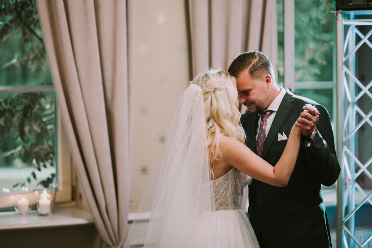 Pierwszy taniec, Wesele w Dworku w Sierakowie Sesja ślubna w trakcie wesela