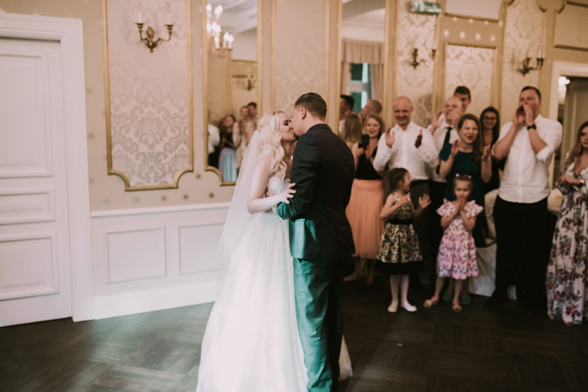 Pierwszy taniec, Wesele w Dworku w Sierakowie Sesja ślubna w trakcie wesela