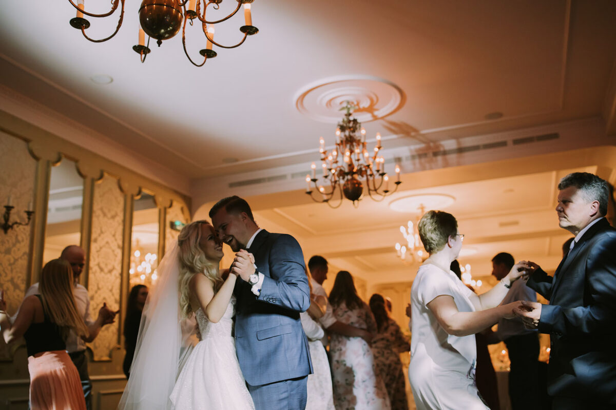 Pierwszy taniec, Wesele w Dworku w Sierakowie Sesja ślubna w trakcie wesela