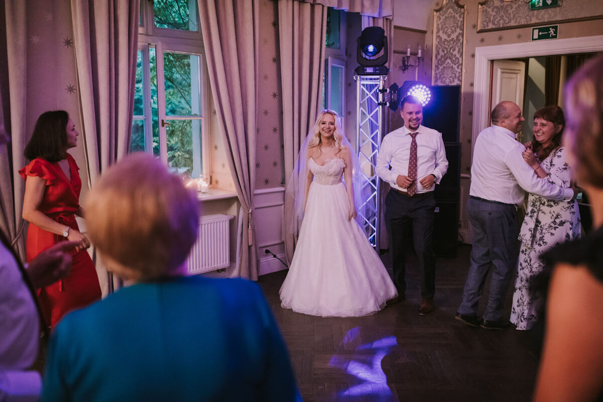 Pierwszy taniec, Wesele w Dworku w Sierakowie Sesja ślubna w trakcie wesela