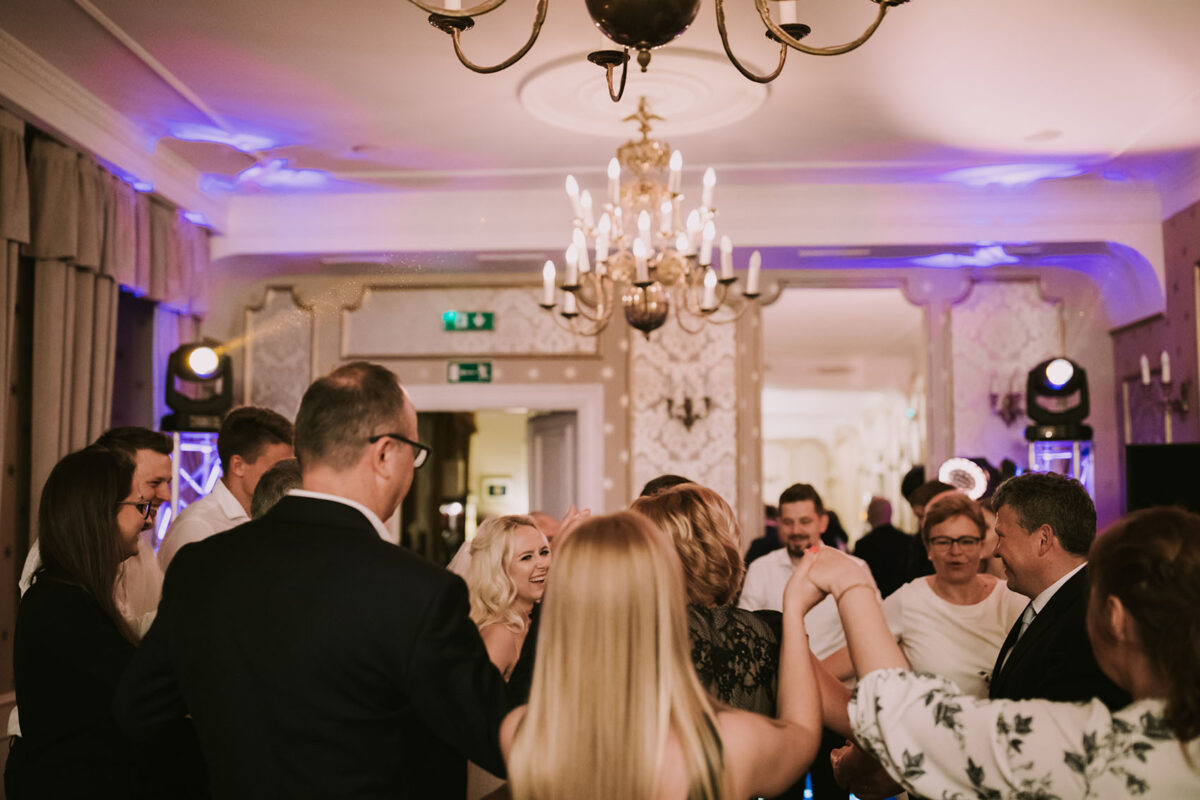 Pierwszy taniec, Wesele w Dworku w Sierakowie Sesja ślubna w trakcie wesela