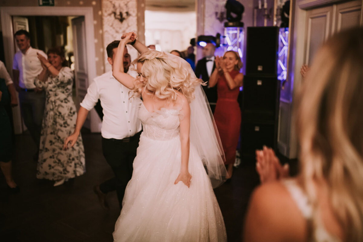 Pierwszy taniec, Wesele w Dworku w Sierakowie Sesja ślubna w trakcie wesela