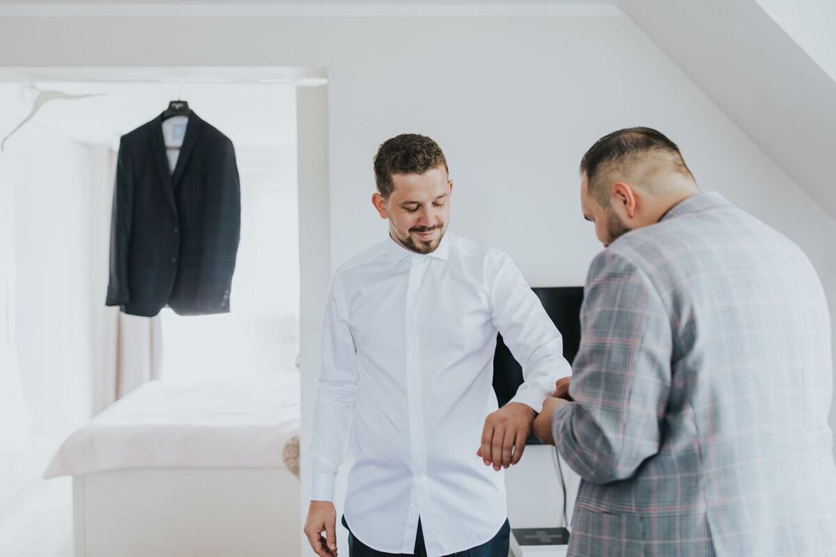 Ślub w kościele Apostołów Piotra i Pawła w Uściu Solnym, first look w ogrodzie