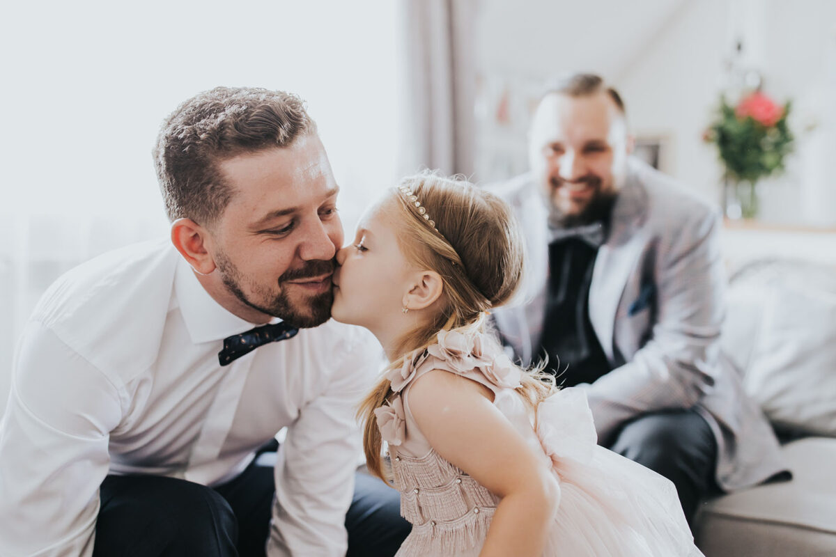 Ślub w kościele Apostołów Piotra i Pawła w Uściu Solnym, first look w ogrodzie