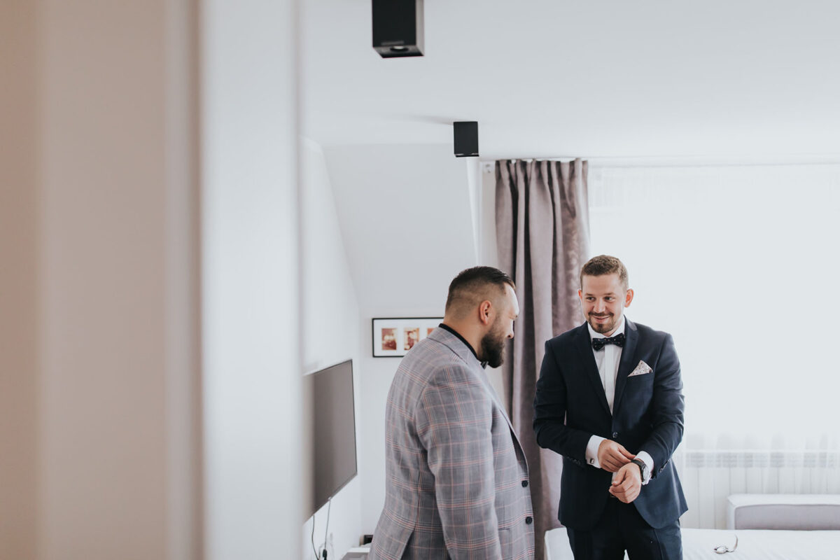 Ślub w kościele Apostołów Piotra i Pawła w Uściu Solnym, first look w ogrodzie