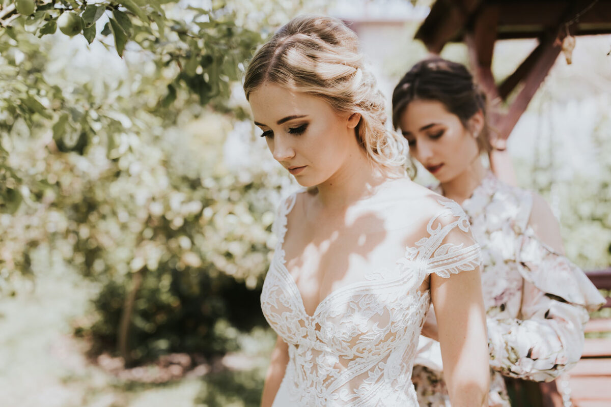 Ślub w kościele Apostołów Piotra i Pawła w Uściu Solnym, first look w ogrodzie