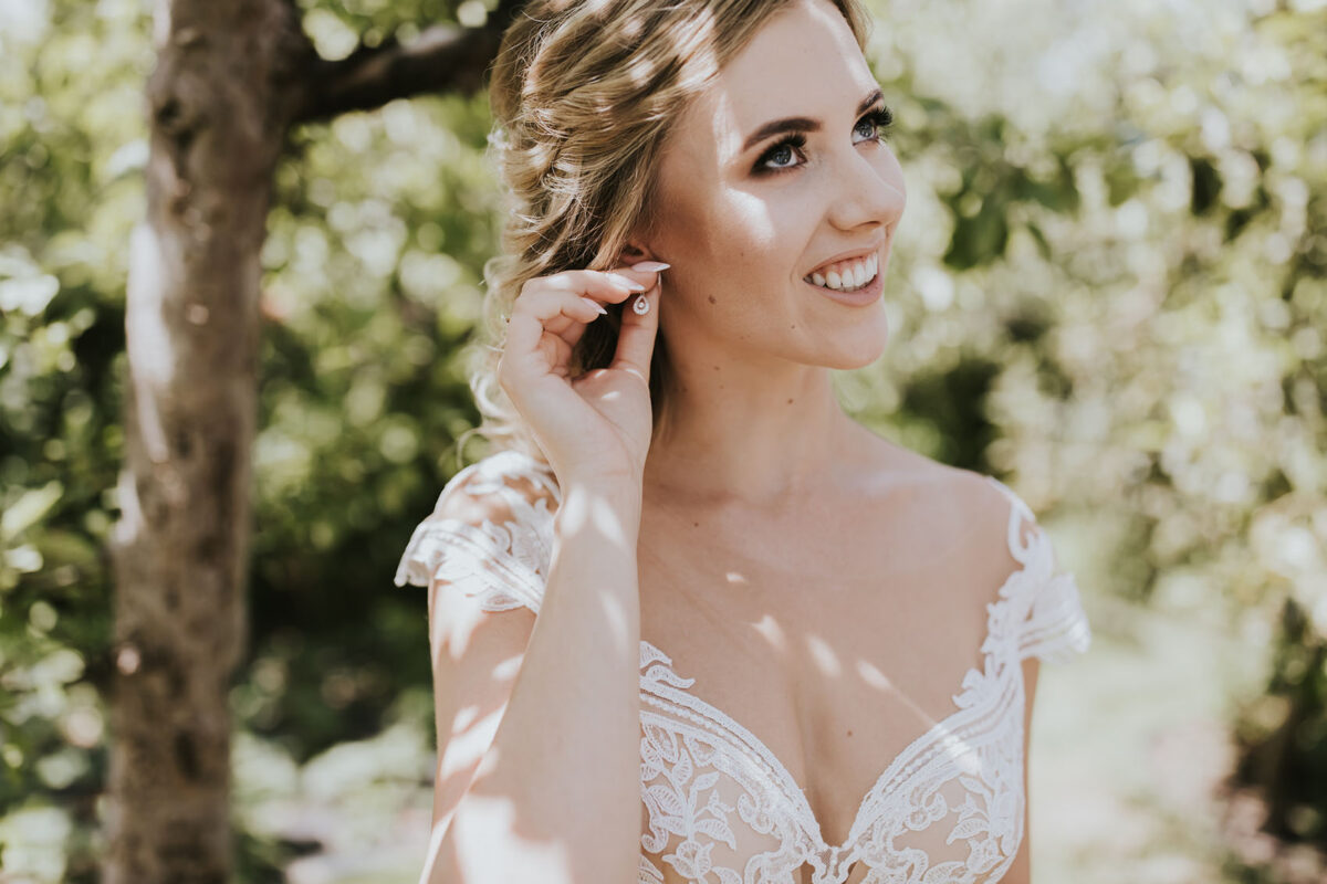 Ślub w kościele Apostołów Piotra i Pawła w Uściu Solnym, first look w ogrodzie