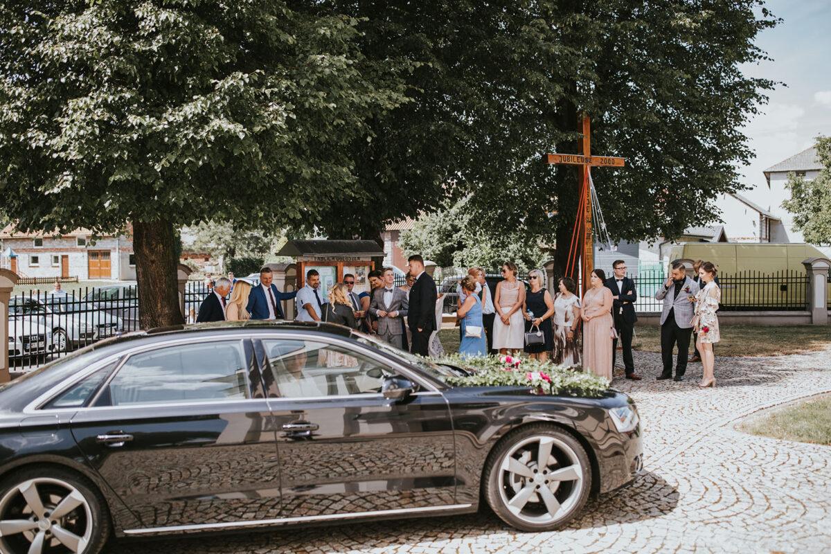 Ślub w kościele Apostołów Piotra i Pawła w Uściu Solnym, first look w ogrodzie