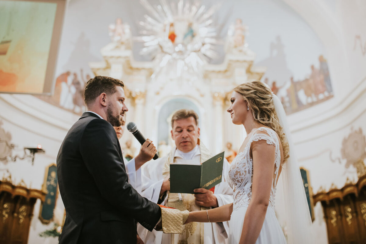 Ślub w kościele Apostołów Piotra i Pawła w Uściu Solnym, first look w ogrodzie