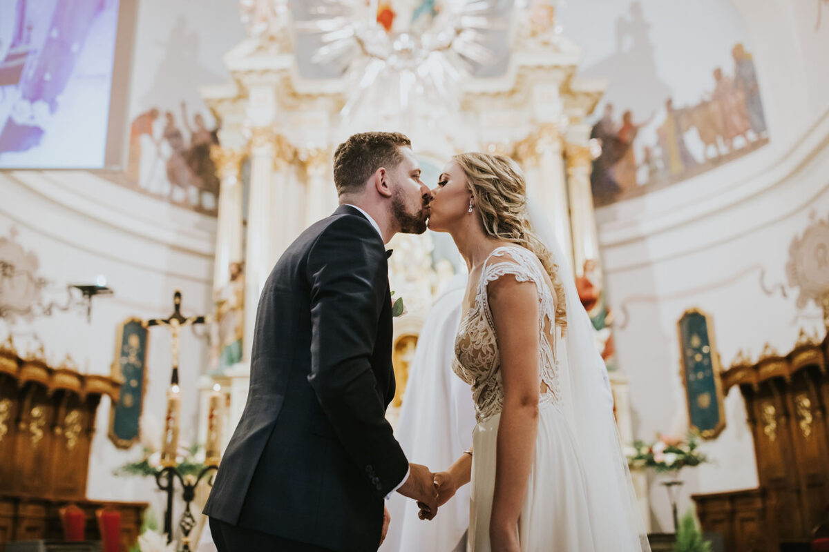 Ślub w kościele Apostołów Piotra i Pawła w Uściu Solnym, first look w ogrodzie