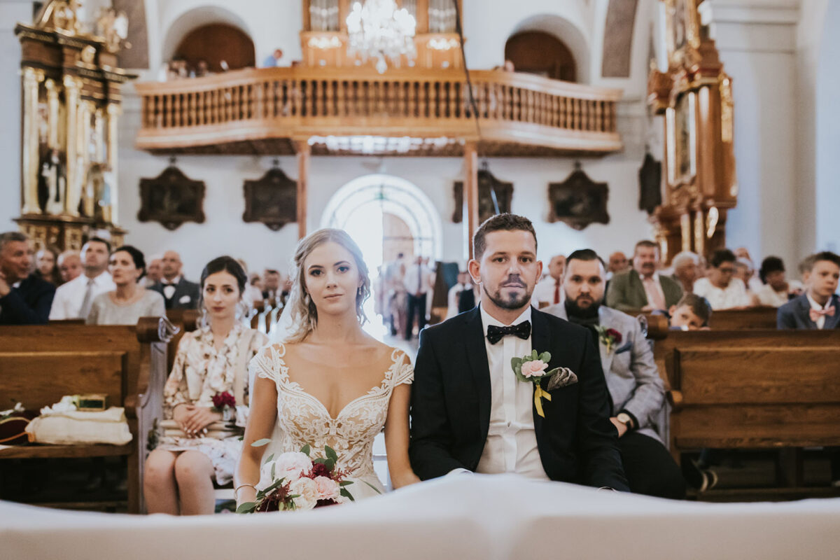 Ślub w kościele Apostołów Piotra i Pawła w Uściu Solnym, first look w ogrodzie