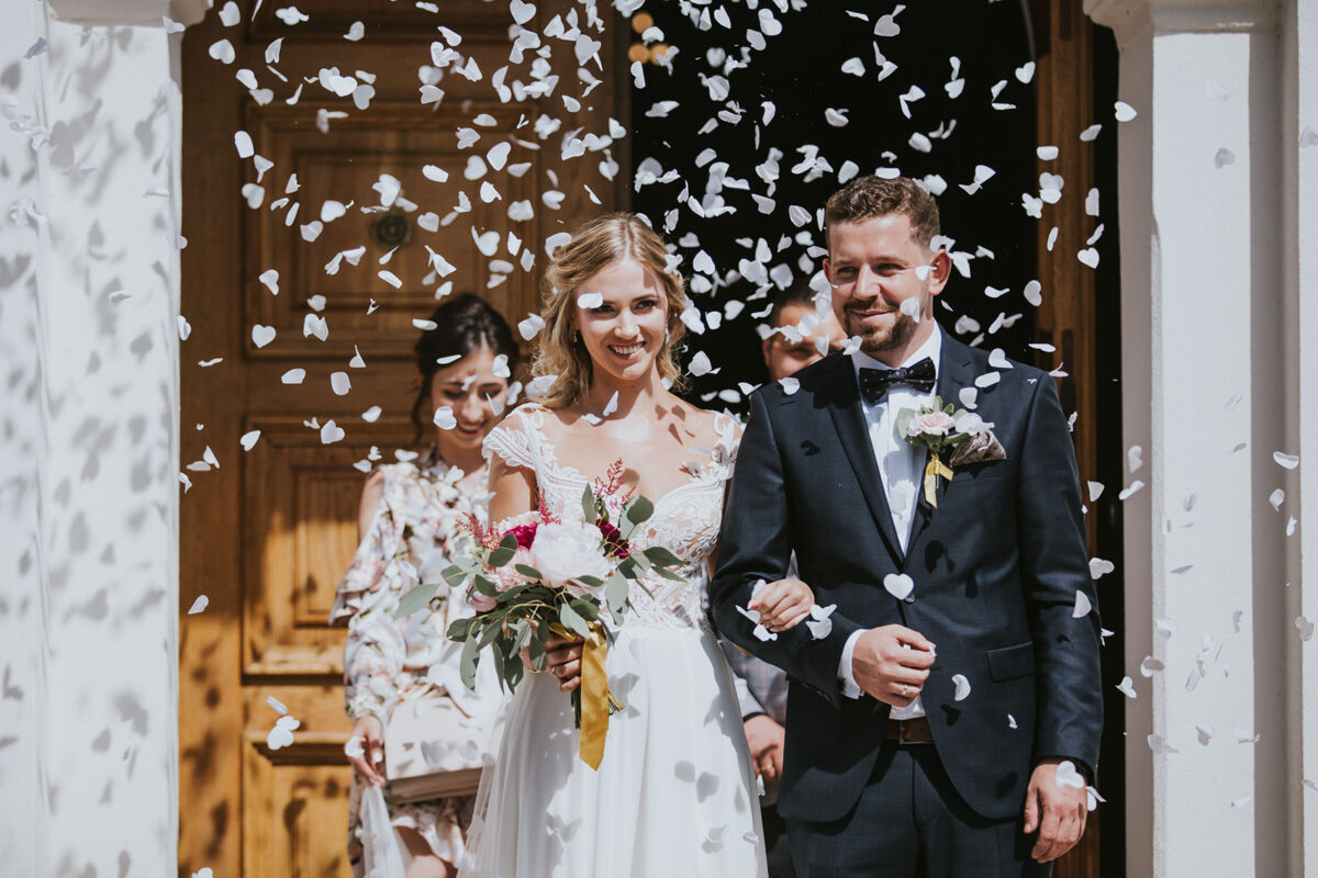 Ślub w kościele Apostołów Piotra i Pawła w Uściu Solnym, first look w ogrodzie