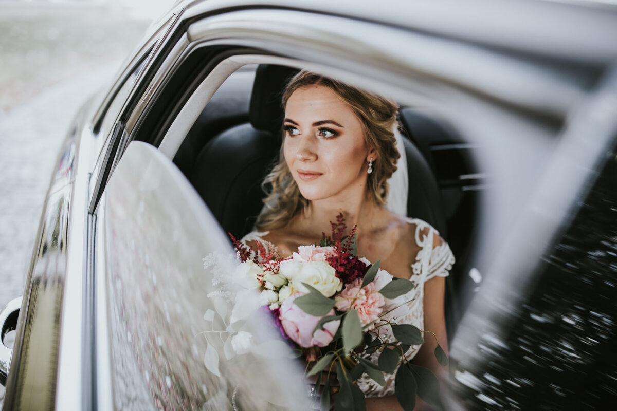 Ślub w kościele Apostołów Piotra i Pawła w Uściu Solnym, first look w ogrodzie