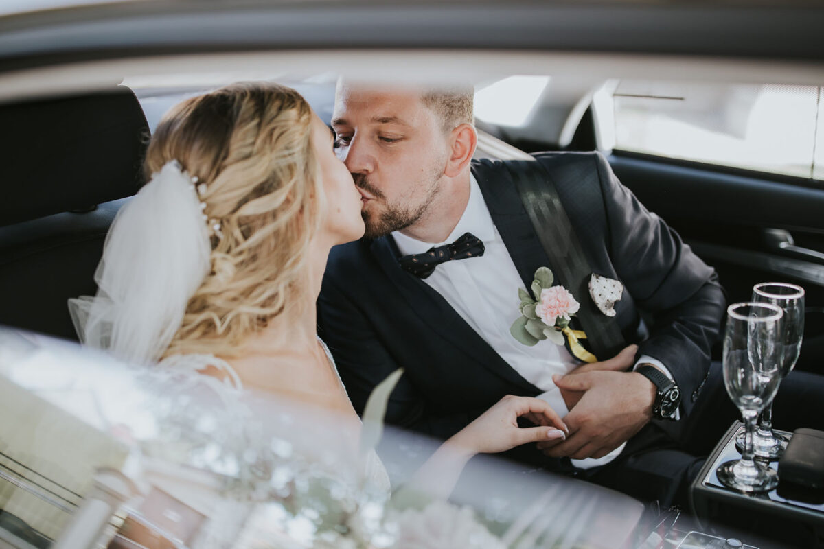 Ślub w kościele Apostołów Piotra i Pawła w Uściu Solnym, first look w ogrodzie