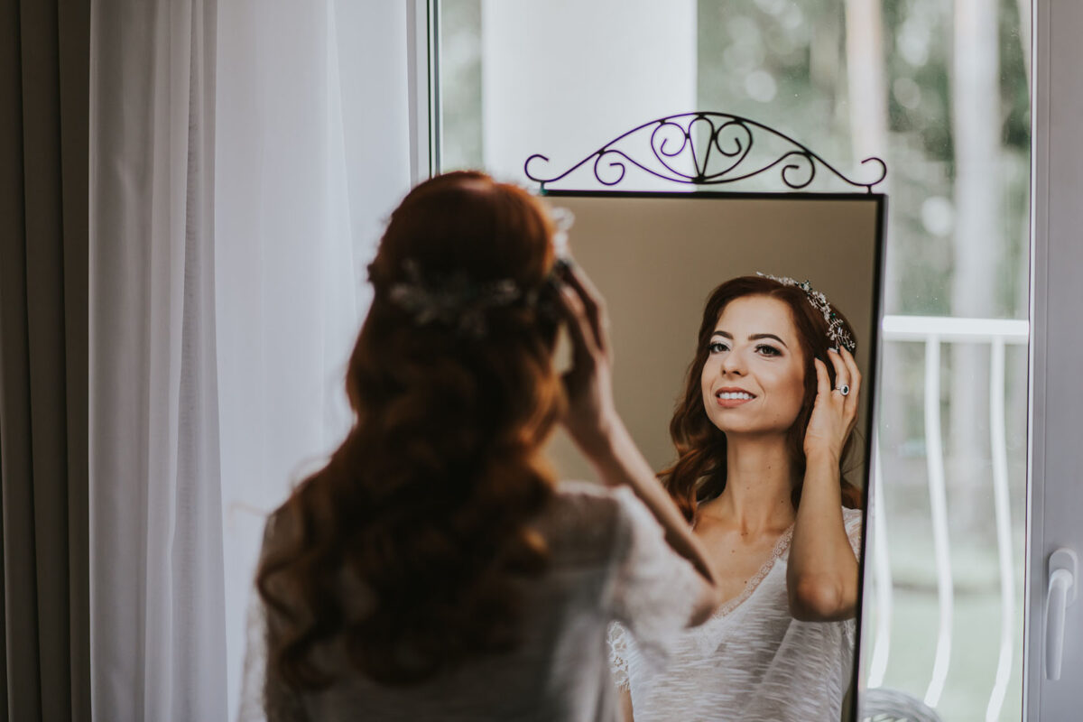 Sesja Krzyżtopór, rustykalny ślub plenerowy w lesie, kolor przewodni butelkowy zielony