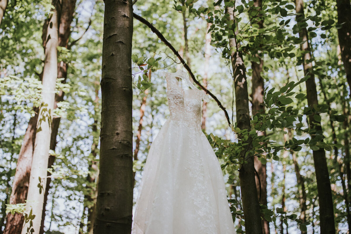 Sesja Krzyżtopór, rustykalny ślub plenerowy w lesie, kolor przewodni butelkowy zielony